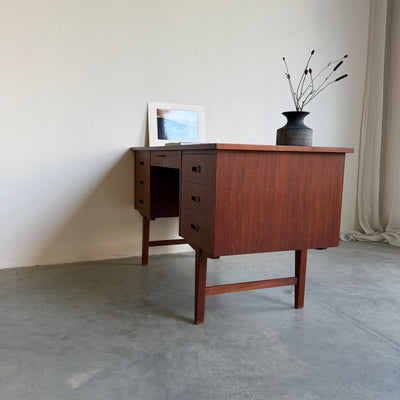 
                  
                    Vintage bureau teak 7 lades
                  
                