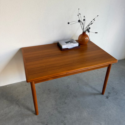 
                  
                    Uitschuifbare vintage eettafel in teak (126-222cm)
                  
                