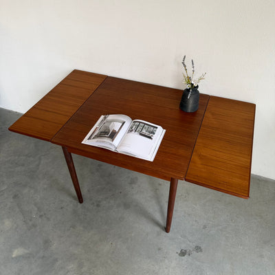 
                  
                    Vintage vierkante tafel teak
                  
                