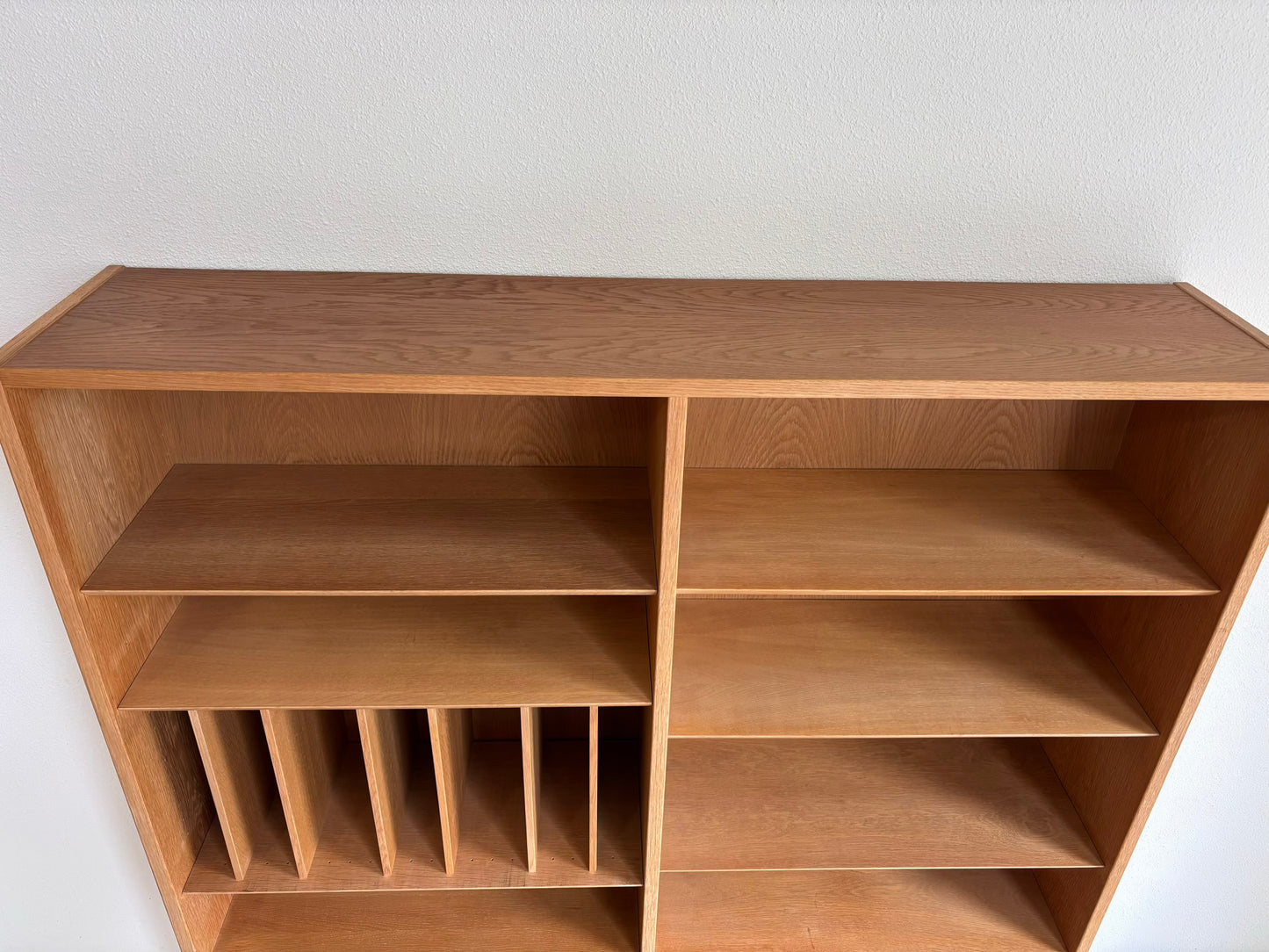 
                  
                    Vintage Hundevad boekenkast vinyl eiken
                  
                