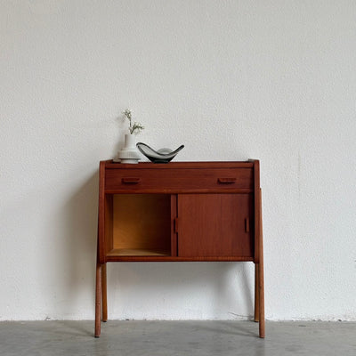 
                  
                    Vintage klein sideboard - kastje Poul Volther teak
                  
                