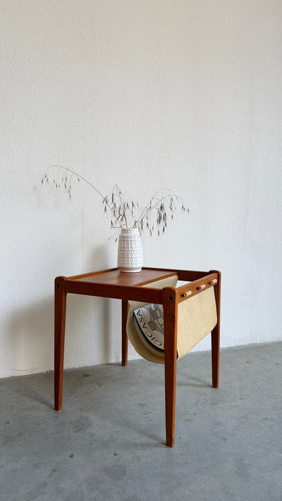 
                  
                    Vintage Furbo teak bijzettafeltje met tijdschriftenhouder
                  
                