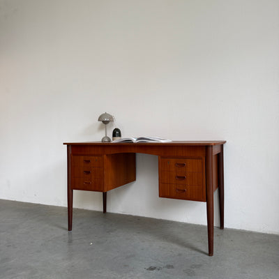 
                  
                    Vintage bureau teak ronde hoek
                  
                