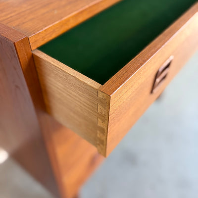 
                  
                    Vintage ladekast 4* teak vierkant handvat
                  
                