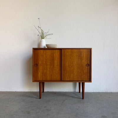 
                  
                    Vintage teak Kai Kristiansen sideboard schuifdeurtjes
                  
                