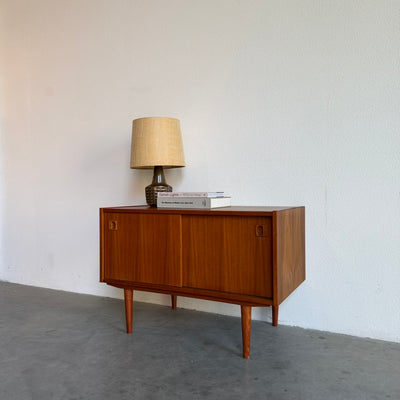 
                  
                    Deens laag sideboard teak met schuifdeurtjes
                  
                
