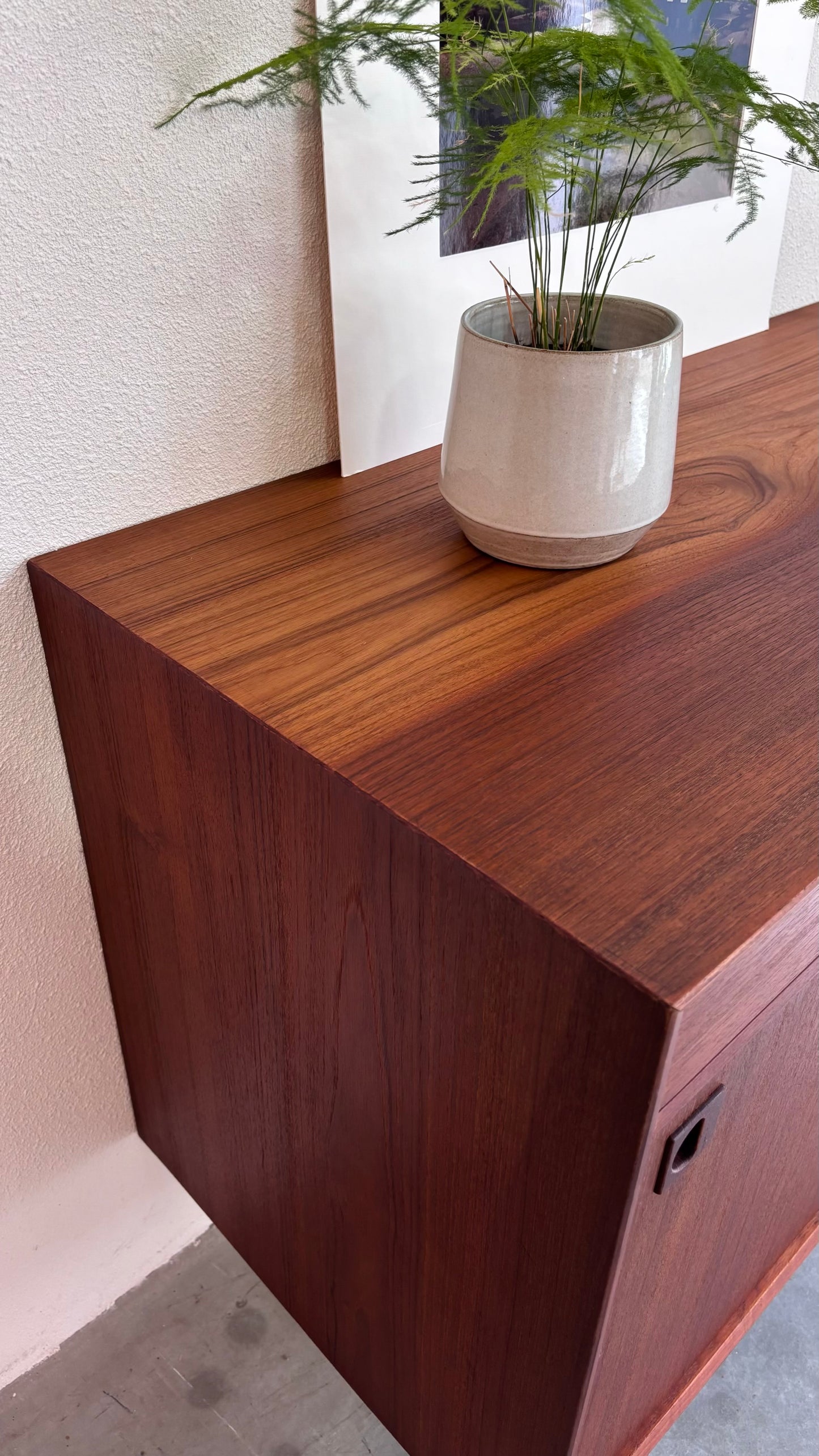 
                  
                    Vintage lowboard teak 3 lades+deuren
                  
                