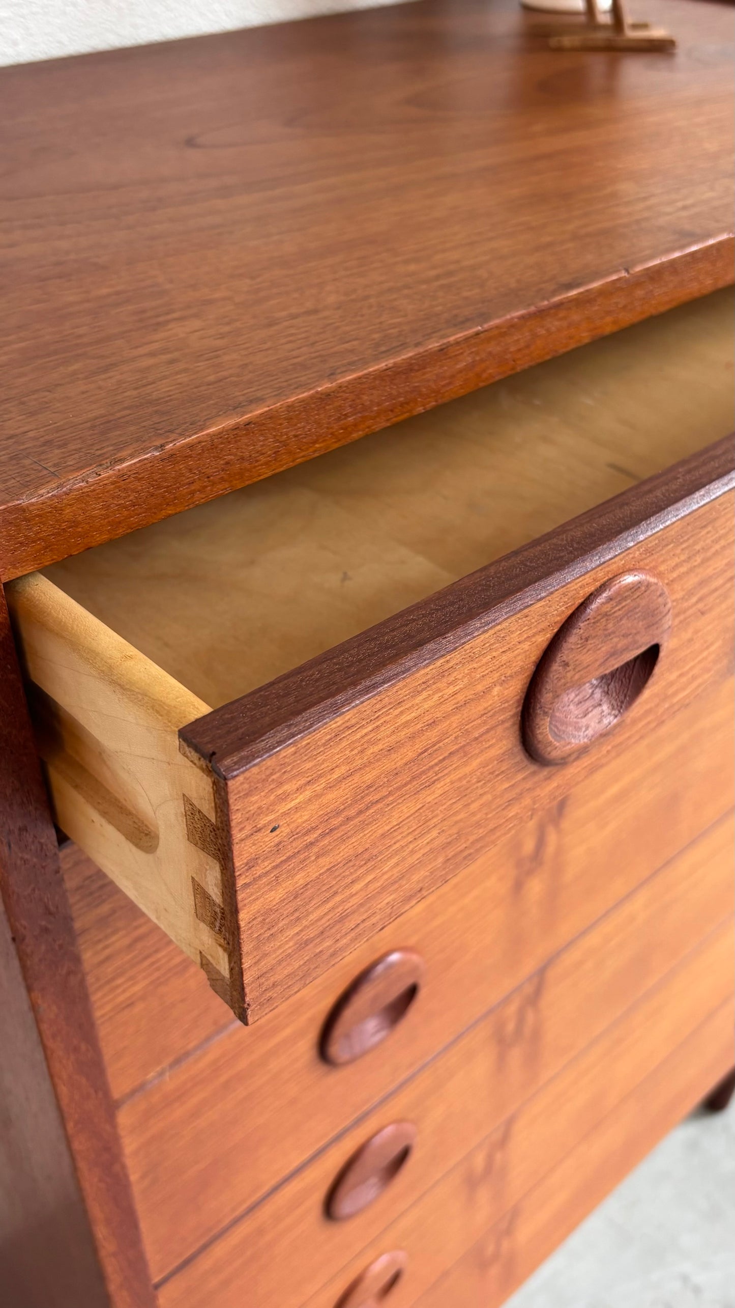 
                  
                    Vintage ladekast teak ronde greep
                  
                