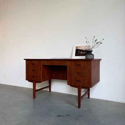 
                  
                    Vintage bureau teak 7 lades
                  
                