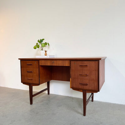 
                  
                    Vintage 2-zijdig bureau in teak
                  
                