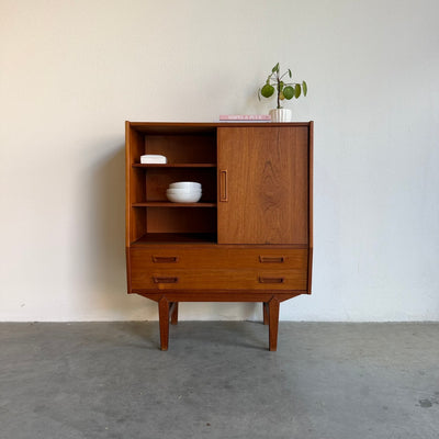 
                  
                    Smal teak highboard met lades en schuifdeuren
                  
                