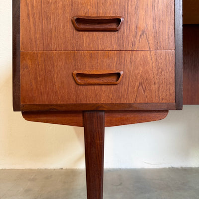 
                  
                    Vintage 2-zijdig bureau in teak
                  
                