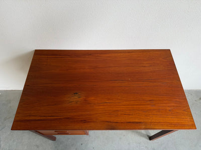 
                  
                    Vintage klein bureautje teak
                  
                