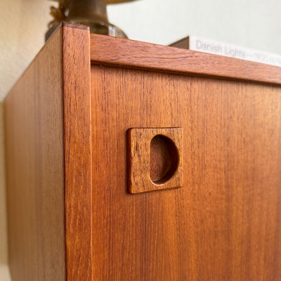 
                  
                    Deens laag sideboard teak met schuifdeurtjes
                  
                