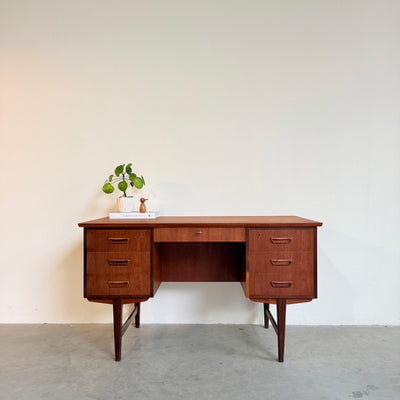
                  
                    Vintage 2-zijdig bureau in teak
                  
                