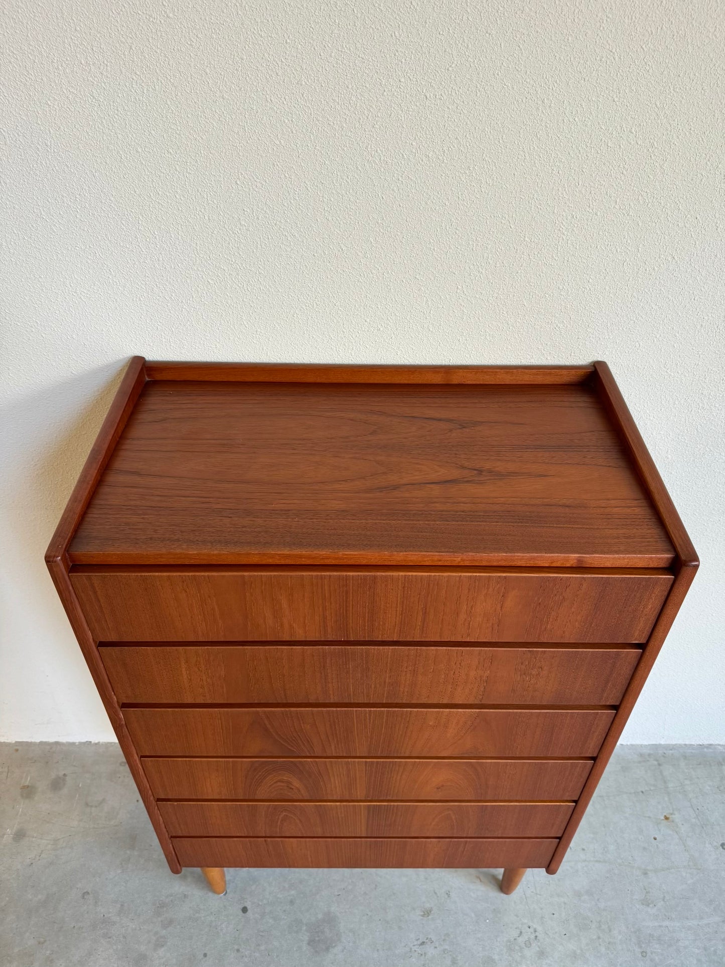 
                  
                    Vintage ladekast teak 6*greeploos
                  
                