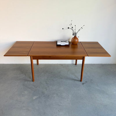 
                  
                    Uitschuifbare vintage eettafel in teak (126-222cm)
                  
                