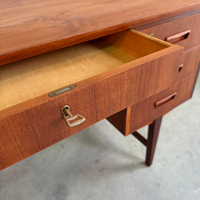 
                  
                    Vintage 2-zijdig bureau in teak
                  
                