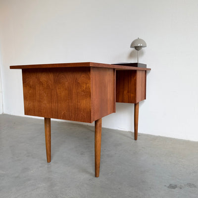 
                  
                    Vintage teak bureautje op slanke poten
                  
                