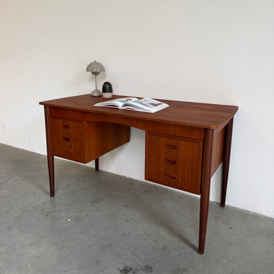 
                  
                    Vintage bureau teak ronde hoek
                  
                