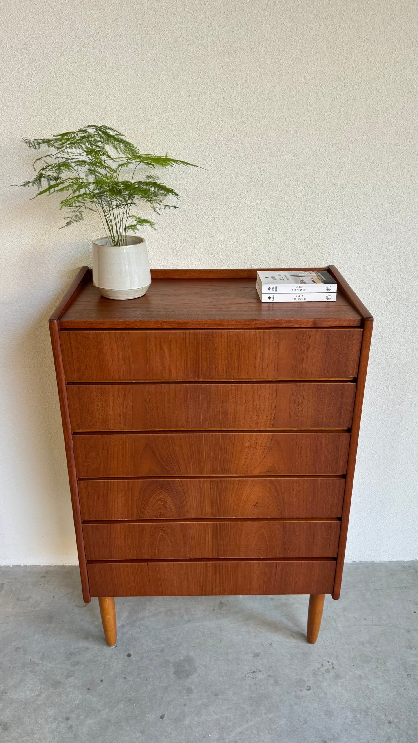 
                  
                    Vintage ladekast teak 6*greeploos
                  
                