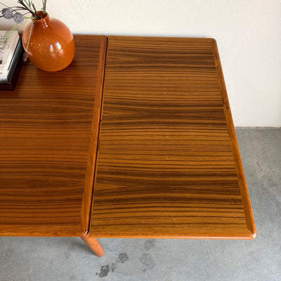 
                  
                    Uitschuifbare vintage eettafel in teak (126-222cm)
                  
                