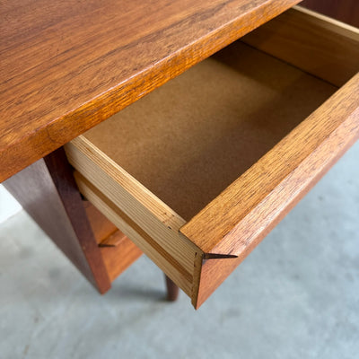 
                  
                    Vintage teak bureautje op slanke poten
                  
                