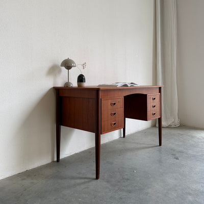 
                  
                    Vintage bureau teak ronde hoek
                  
                