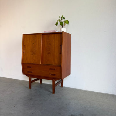 
                  
                    Smal teak highboard met lades en schuifdeuren
                  
                