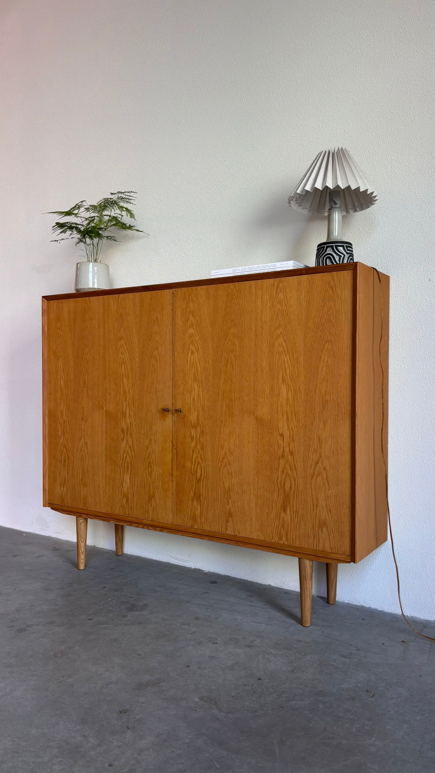 
                  
                    Vintage Brouer wandkast eiken
                  
                