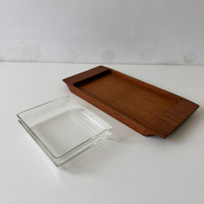 
                  
                    Vintage serveer schaaltje teak met 2 glazen bakjes
                  
                