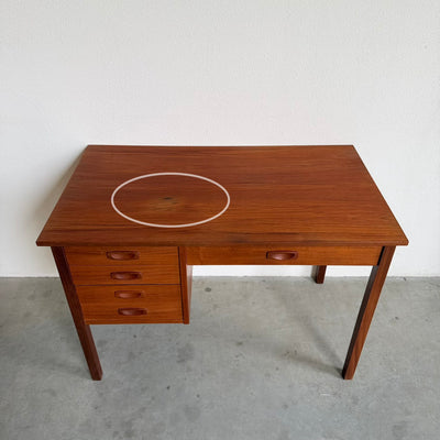 
                  
                    Vintage klein bureautje teak
                  
                