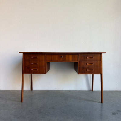 
                  
                    Vintage bureau teak 7 lades schuin frame
                  
                