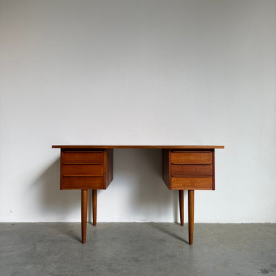 
                  
                    Vintage teak bureautje op slanke poten
                  
                
