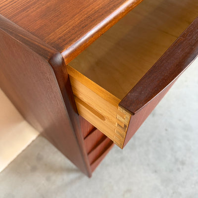 
                  
                    Vintage teak ladekast golvend handvat
                  
                