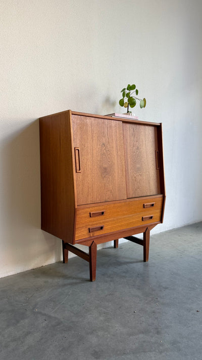
                  
                    Smal teak highboard met lades en schuifdeuren
                  
                