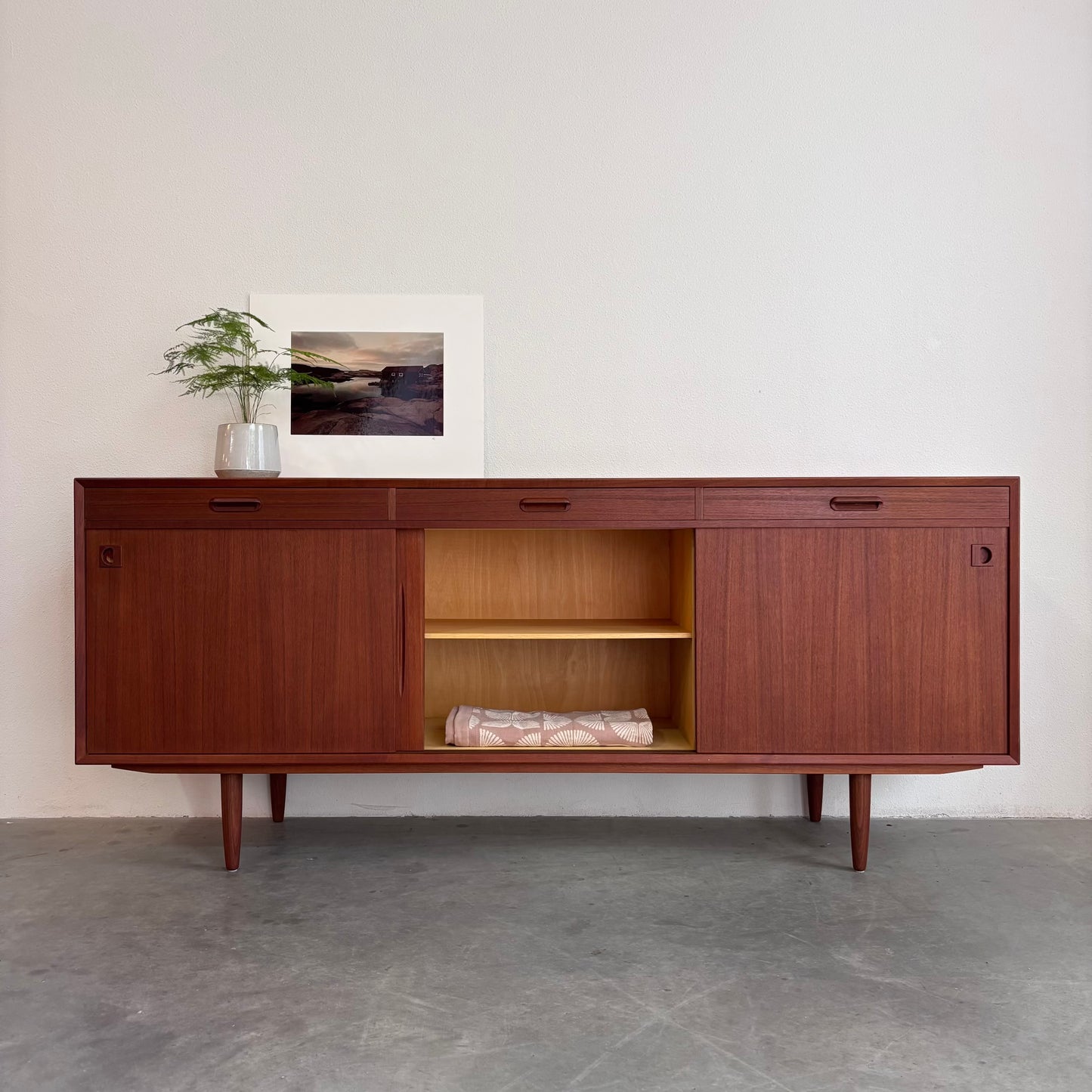 
                  
                    Vintage lowboard teak 3 lades+deuren
                  
                