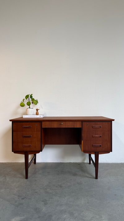 
                  
                    Vintage 2-zijdig bureau in teak
                  
                