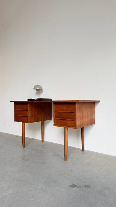 
                  
                    Vintage teak bureautje op slanke poten
                  
                