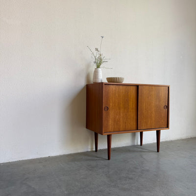 
                  
                    Vintage teak Kai Kristiansen sideboard schuifdeurtjes
                  
                