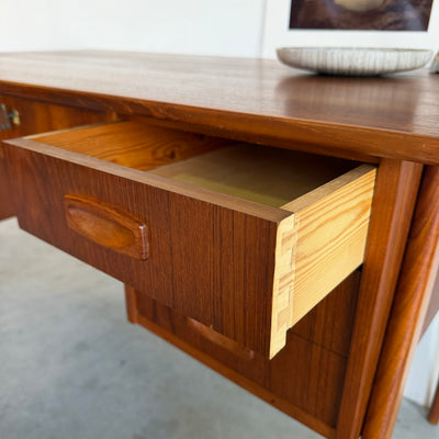 
                  
                    Vintage bureau teak 7 lades schuin frame
                  
                