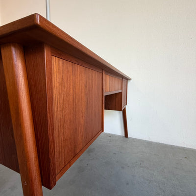 
                  
                    Vintage bureau teak 7 lades schuin frame
                  
                