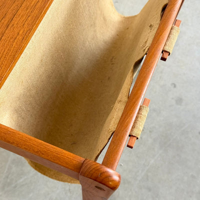 
                  
                    Vintage Furbo teak bijzettafeltje met tijdschriftenhouder
                  
                