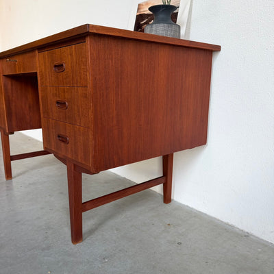 
                  
                    Vintage bureau teak 7 lades
                  
                