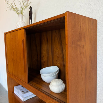 
                  
                    Vintage teak boekenkast met schuifdeuren
                  
                
