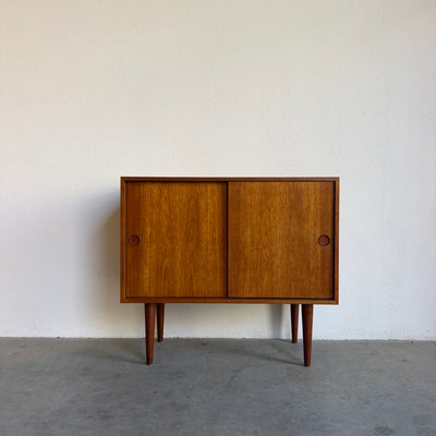 
                  
                    Vintage teak Kai Kristiansen sideboard schuifdeurtjes
                  
                