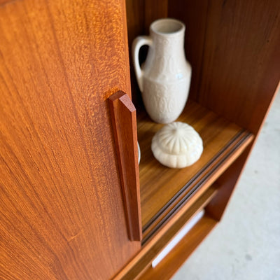 
                  
                    Vintage teak boekenkast met schuifdeuren
                  
                