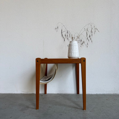 
                  
                    Vintage Furbo teak bijzettafeltje met tijdschriftenhouder
                  
                