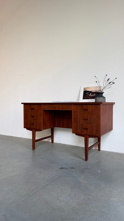 
                  
                    Vintage bureau teak 7 lades
                  
                