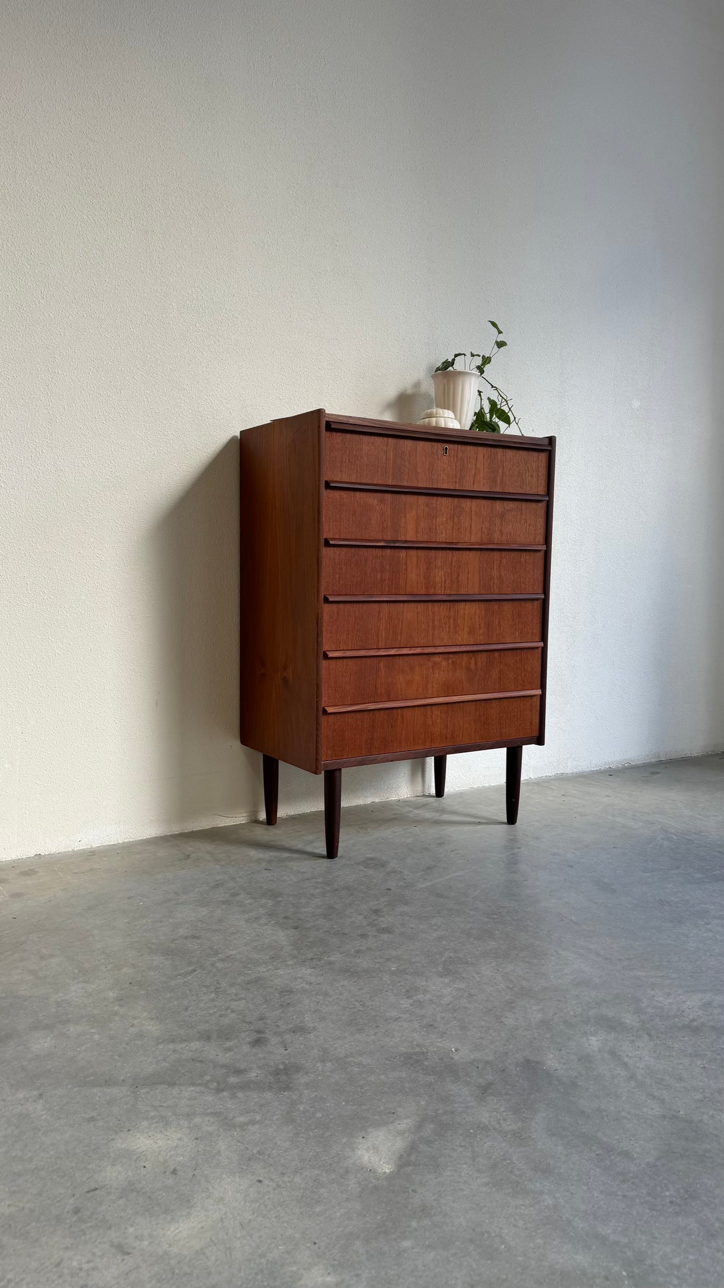 
                  
                    Vintage ladekast teak 6*
                  
                